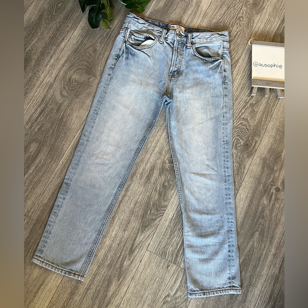 Free people 100% cotton straight leg button fly ankle cropped jeans. Size 26.